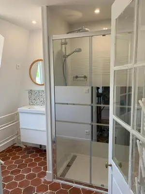 Salle de bains dans l'établissement Les Remparts de Joussaume Latour