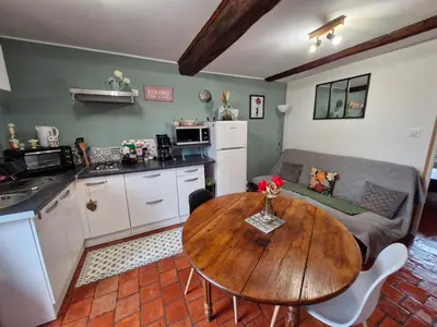 Cuisine ou kitchenette dans l'établissement Studio Bienvenue du côté de chez nous avec jardin privatif