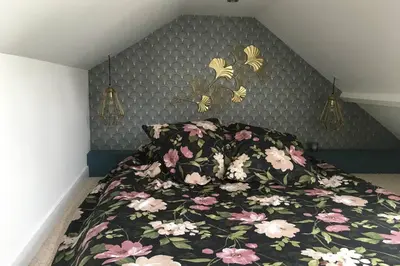 Un ou plusieurs lits dans un hébergement de l'établissement La petite Brainoise - Gîte avec salle jacuzzi 120 jets