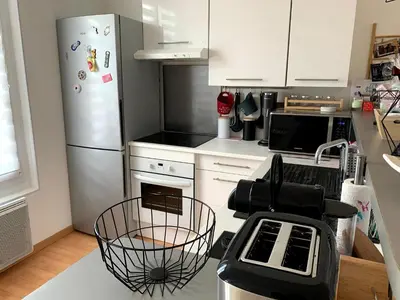 Cuisine ou kitchenette dans l'établissement Appartement Cosy à quelques minutes du Centre