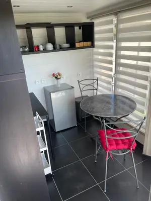 Cuisine ou kitchenette dans l'établissement relais des tourterelles