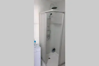 Salle de bains dans l'établissement Charmante petite maison