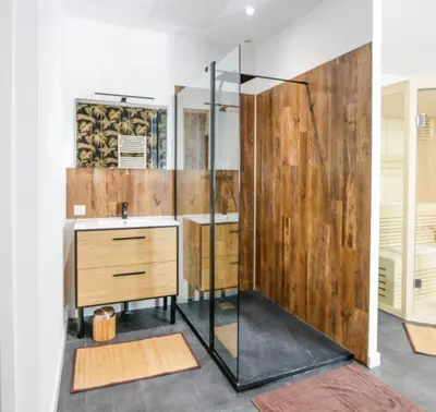 Salle de bains dans l'établissement Suite Spa Privatif