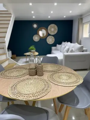 Coin salon dans l'établissement Les Gouttes d'Or