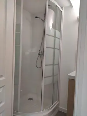 Salle de bains dans l'établissement DG LOCATION