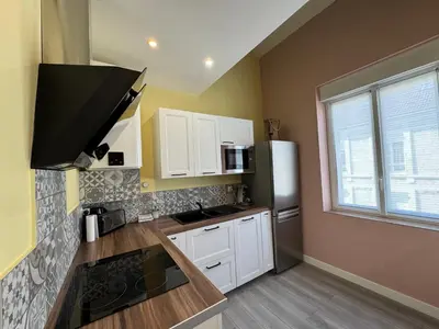 Cuisine ou kitchenette dans l'établissement 70m2 climatisé - Parking privé - Terrasse - 2 chambres - Lycée Roosevelt - Reims Arena