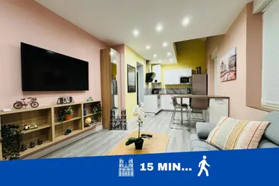 Télévision ou salle de divertissement dans l'établissement 70m2 climatisé - Parking privé - Terrasse - 2 chambres - Lycée Roosevelt - Reims Arena