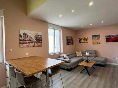 Coin salon dans l'établissement 70m2 climatisé - Parking privé - Terrasse - 2 chambres - Lycée Roosevelt - Reims Arena