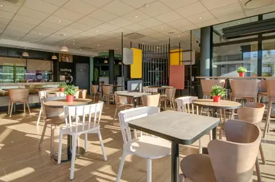 Restaurant ou autre lieu de restauration dans l'établissement B&B HOTEL Epernay