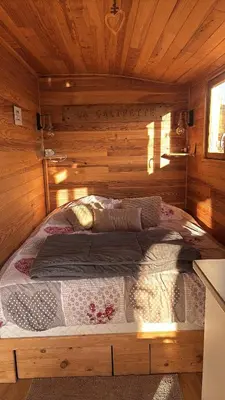 Un ou plusieurs lits dans un hébergement de l'établissement La Galipette, charmant chalet en Champagne