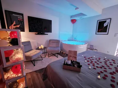 Télévision ou salle de divertissement dans l'établissement LoveSparadise -Suite Le Secret