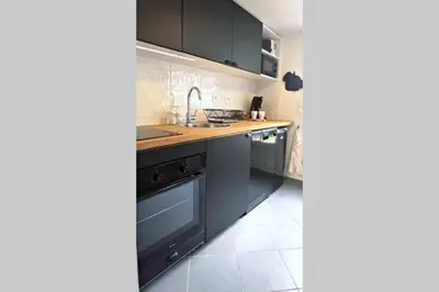 Cuisine ou kitchenette dans l'établissement Les Grumes, Centre Ville, Jardin,Self check-in, FreeWifi, Netflix