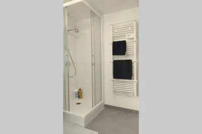 Salle de bains dans l'établissement Les Grumes, Centre Ville, Jardin,Self check-in, FreeWifi, Netflix