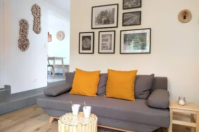 Coin salon dans l'établissement Les Grumes, Centre Ville, Jardin,Self check-in, FreeWifi, Netflix