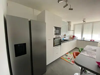 Cuisine ou kitchenette dans l'établissement Le Mun,3 étoiles-T2-60m2-balcon-parking-wifi-linge-produits-face à la gerdarmerie-vue cathedrale