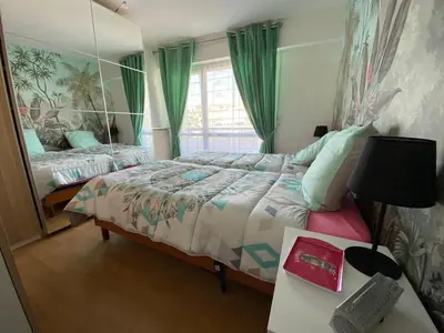 Un ou plusieurs lits dans un hébergement de l'établissement Le Mun,3 étoiles-T2-60m2-balcon-parking-wifi-linge-produits-face à la gerdarmerie-vue cathedrale
