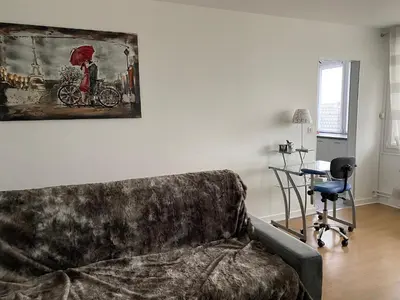 Coin salon dans l'établissement Le Mun,3 étoiles-T2-60m2-balcon-parking-wifi-linge-produits-face à la gerdarmerie-vue cathedrale