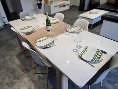 Restaurant ou autre lieu de restauration dans l'établissement La casa pétillante !