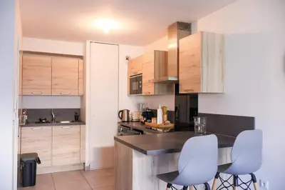 Cuisine ou kitchenette dans l'établissement Chouette appartement près de l'Arena et de la Gare Centre de Reims