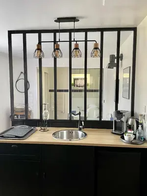 Cuisine ou kitchenette dans l'établissement La Clé des Champs - Studio PiscineSPA-Sauna au jardin tropical idyllique et bucolique