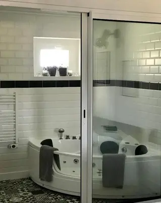 Salle de bains dans l'établissement La Clé des Champs - Studio PiscineSPA-Sauna au jardin tropical idyllique et bucolique