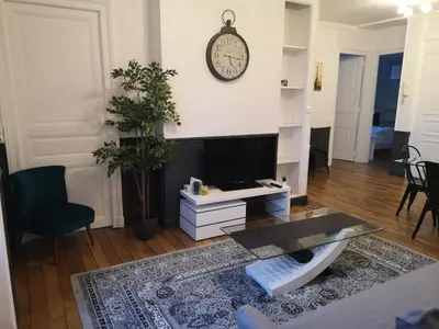 Télévision ou salle de divertissement dans l'établissement Luton Chic