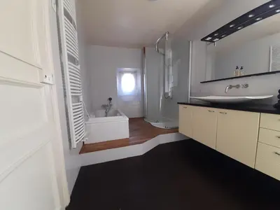 Cuisine ou kitchenette dans l'établissement Magnifique maison avec terrasse