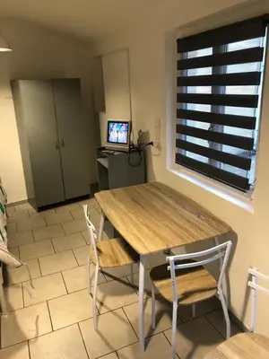 Cuisine ou kitchenette dans l'établissement La petite chambre sympa de Cindy