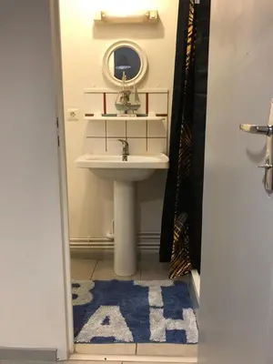 Salle de bains dans l'établissement La petite chambre sympa de Cindy