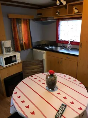 Cuisine ou kitchenette dans l'établissement LE CHALET DE CANDICE TOUT CONFORT PECHE COMPRISE