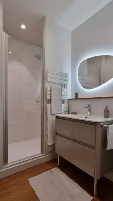Salle de bains dans l'établissement Au 53, sous le chartil