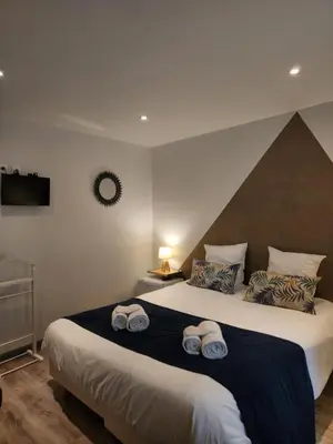 Un ou plusieurs lits dans un hébergement de l'établissement Chambres privées à Hautvillers, berceau du champagne avec salle de bain et toilettes incluses