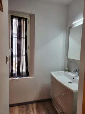 Salle de bains dans l'établissement Chambres privées à Hautvillers, berceau du champagne avec salle de bain et toilettes incluses