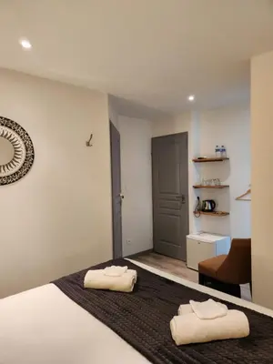 Un ou plusieurs lits dans un hébergement de l'établissement Chambres privées à Hautvillers, berceau du champagne avec salle de bain et toilettes incluses