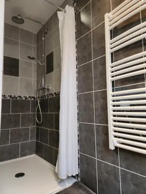 Salle de bains dans l'établissement Chambres privées à Hautvillers, berceau du champagne avec salle de bain et toilettes incluses