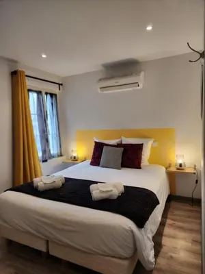 Un ou plusieurs lits dans un hébergement de l'établissement Chambres privées à Hautvillers, berceau du champagne avec salle de bain et toilettes incluses