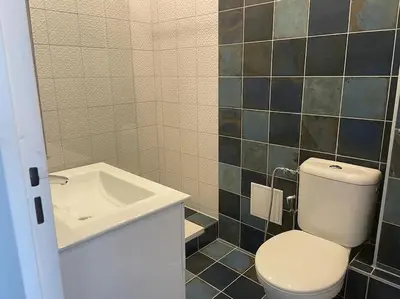 Salle de bains dans l'établissement appartement neuf style architecte au calme