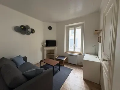 Coin salon dans l'établissement Reims Hyper-Centre Charmant Appartement à 2 pas de la Cathédrale