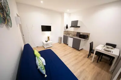 Cuisine ou kitchenette dans l'établissement !!USHUIÄ!! Superbe studio HOME STAGING en plein CENTRE-VILLE.