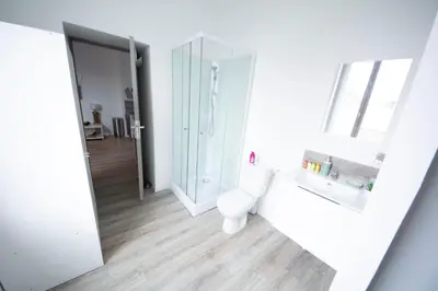 Salle de bains dans l'établissement !!USHUIÄ!! Superbe studio HOME STAGING en plein CENTRE-VILLE.