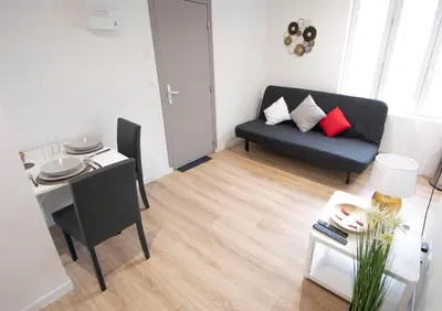 Coin salon dans l'établissement EMYSTA - CHARMANT Studio HOME STAGING en plein centre