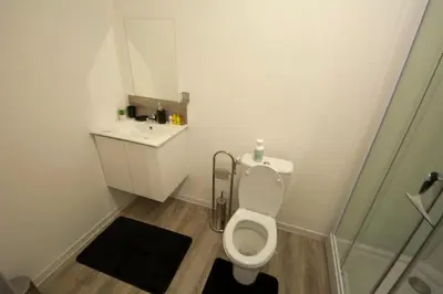 Salle de bains dans l'établissement EMYSTA - CHARMANT Studio HOME STAGING en plein centre