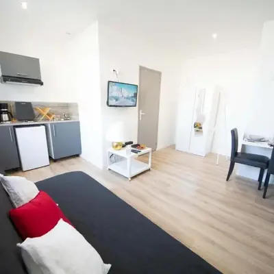 EMYSTA - CHARMANT Studio HOME STAGING en plein centre
