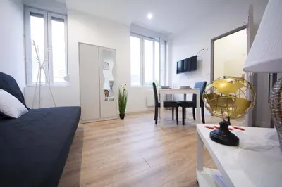 Télévision ou salle de divertissement dans l'établissement MAHORA - CHARMANT Studio HOME STAGING AU CENTRE-VILLE
