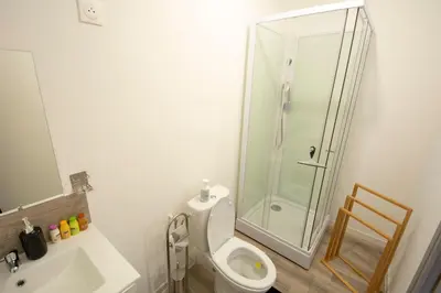 Salle de bains dans l'établissement MAHORA - CHARMANT Studio HOME STAGING AU CENTRE-VILLE