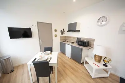 Cuisine ou kitchenette dans l'établissement MAHORA - CHARMANT Studio HOME STAGING AU CENTRE-VILLE