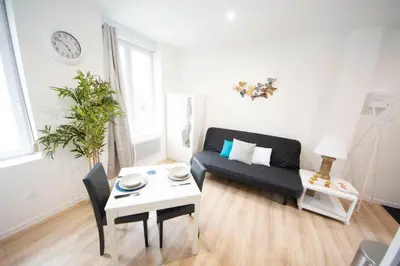 Coin salon dans l'établissement IVOIRIA !!! SUBLIME Studio HOME STAGING AU CENTRE VILLE !!!
