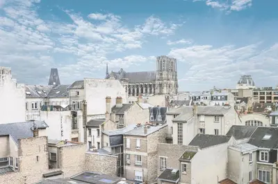 Vue générale sur Reims ou vue de la ville depuis l'appartement
