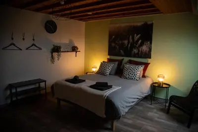Un ou plusieurs lits dans un hébergement de l'établissement PAUSE NATURE SORBAIS Chambre avec salle de bain privative, entrée indépendante et arrivée autonome