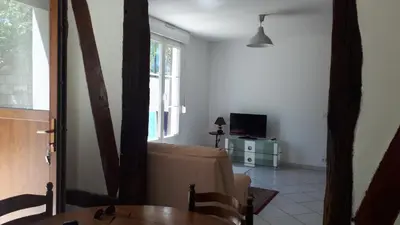 Télévision ou salle de divertissement dans l'établissement F4 dans maison au calme près du centre de Chalons en champagne
